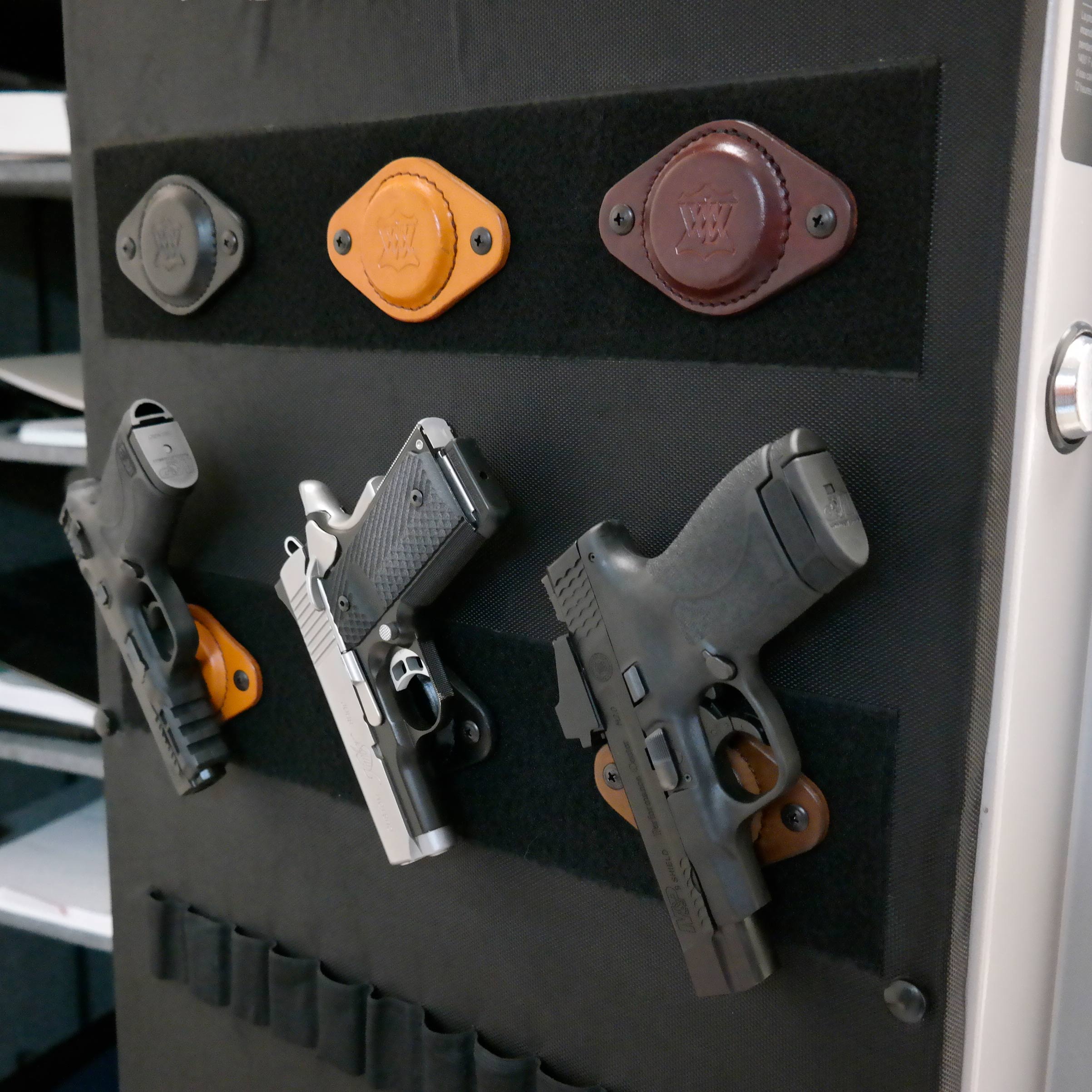 redaktionelle Formen Finde på Covert™ Gun Magnet - Wright Leather Works® LLC
